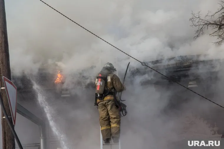 Во время пожара на заводе погиб один сотрудник МЧС