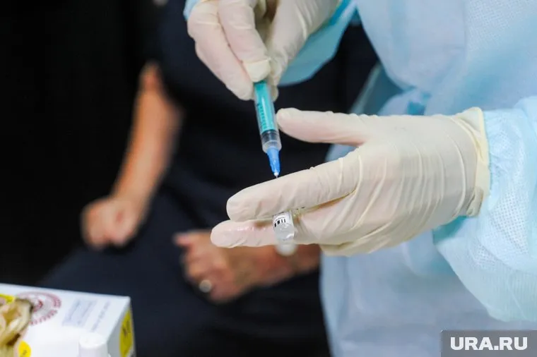 Александр Баранов считает, что нужно отказаться от добровольной вакцинации в РФ