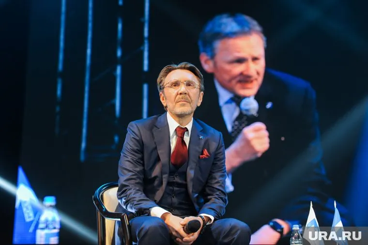 Сергей Шнуров начал политическую карьеру, но прошлое пока его не отпускает