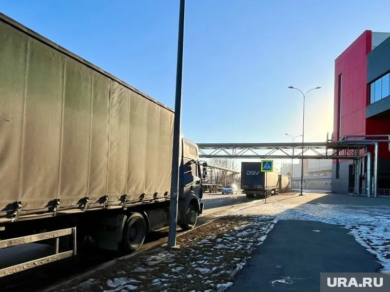 У ТРК «Алмаз» появилась стихийная парковка большегрузов