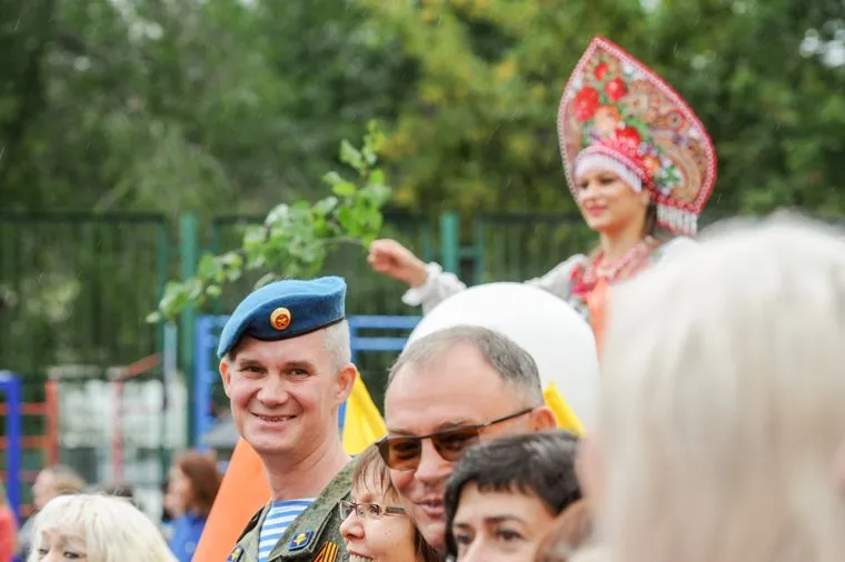 Линейка первоклассников с ветераном СВО Сергеем Бормотовым. Челябинск