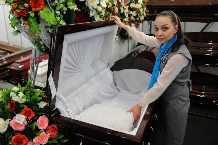 Похоронная выставка. Челябинск., гроб, долг