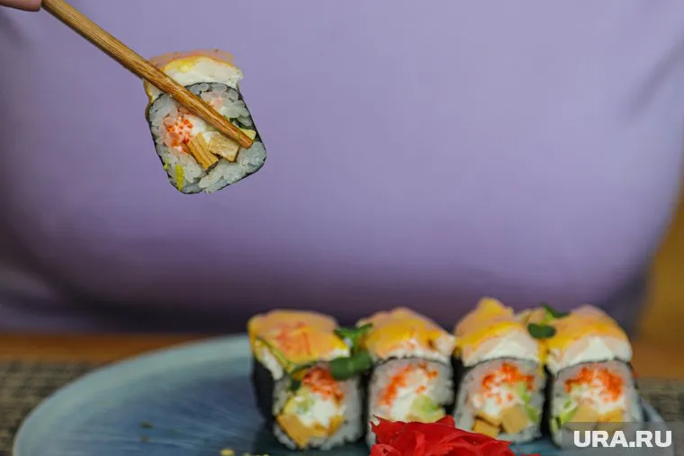 На кадрах ролика Репер Сява ест роллы