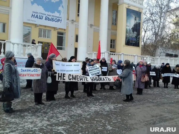 У кинотеатра Россия собралось несколько десятков пенсионеров