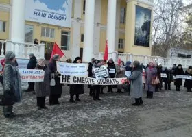 В Кургане сельские учителя-пенсионеры вышли на пикет из-за отмены льгот