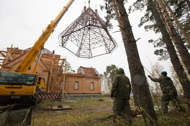 Подъем купола на строящийся храм «В честь новомученников и исповедников Церкви Русской». п.Варгаши , купол храма, строительство храма