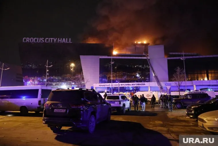 Мужчина вывел свою тяжелораненую жену на стоянку