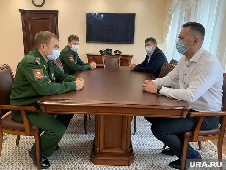 Владимира Шапырина представил врио мэра Андрею Воронову военком ЯНАО Михаил Торовин