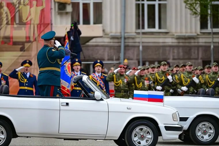 Торжественное прохождение войск Пермского гарнизона и военной техники на Октябрьской площади. Пермь