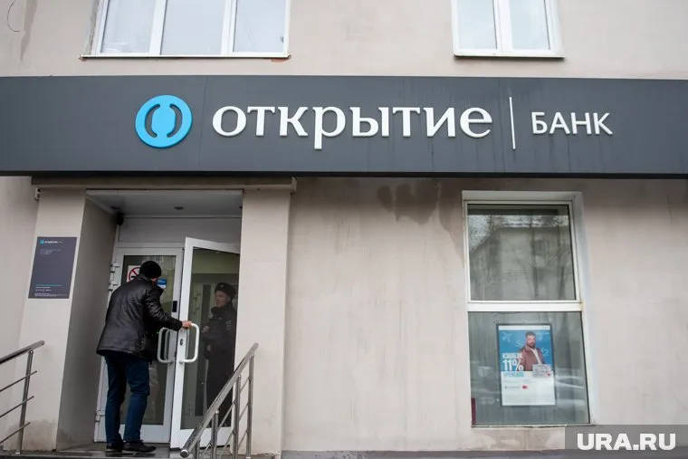 В Когалыме посетитель банка устроил погром и угрожал сотрудникам