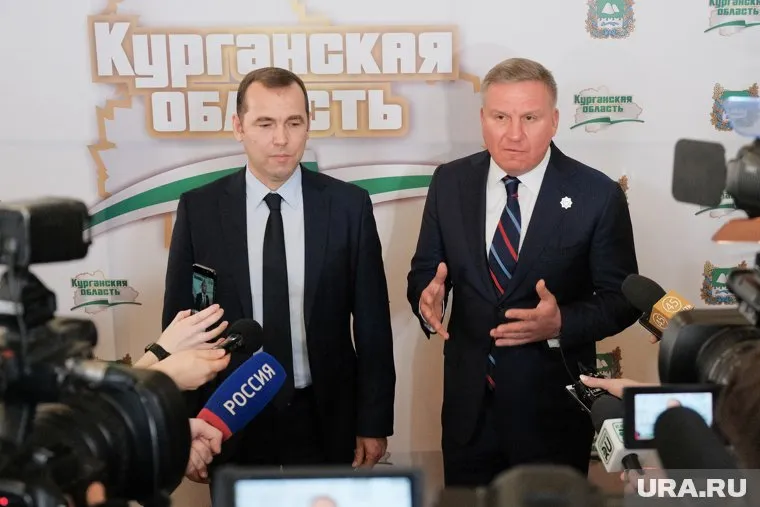 Вадим Шумков (слева) подписал соглашение с Алексеем Бобровым