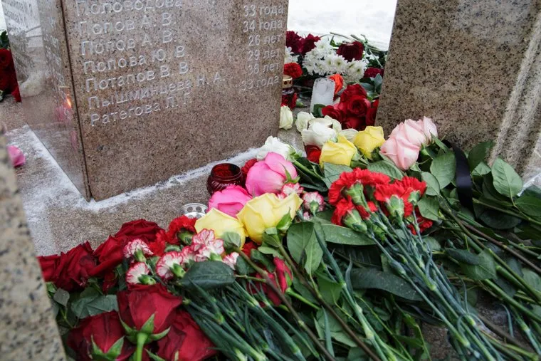 Акция памяти жертв «Хромой лошади». Пермь, акция памяти, мемориал, цветы, хромая лошадь