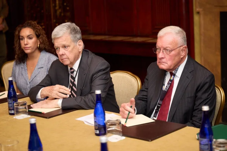 Келлог (справа) сделал заявление о мирном плане Трампа