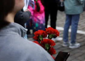 Сотни горожан пришли проститься с сестрами, которых насмерть сбили в Ревде