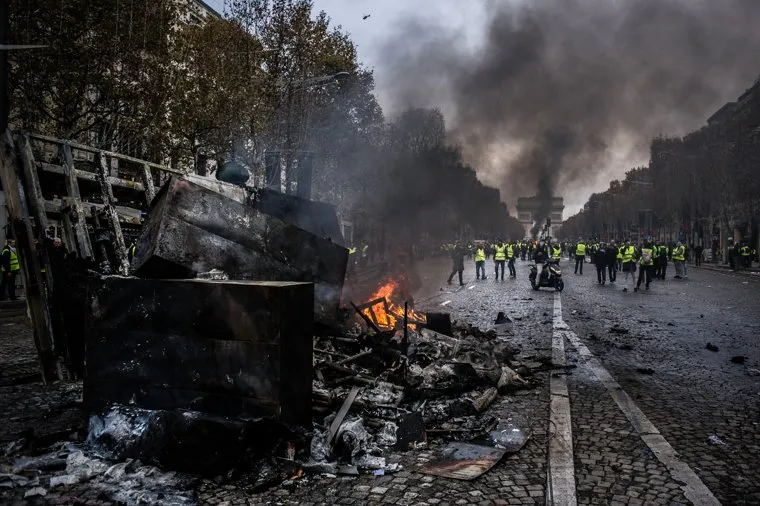 Акция протеста против повышения налога на бензин и дизельное топливо на Елисейских полях. Франция, Париж