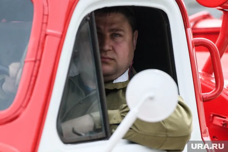 На месте дежурит пожарная машина 