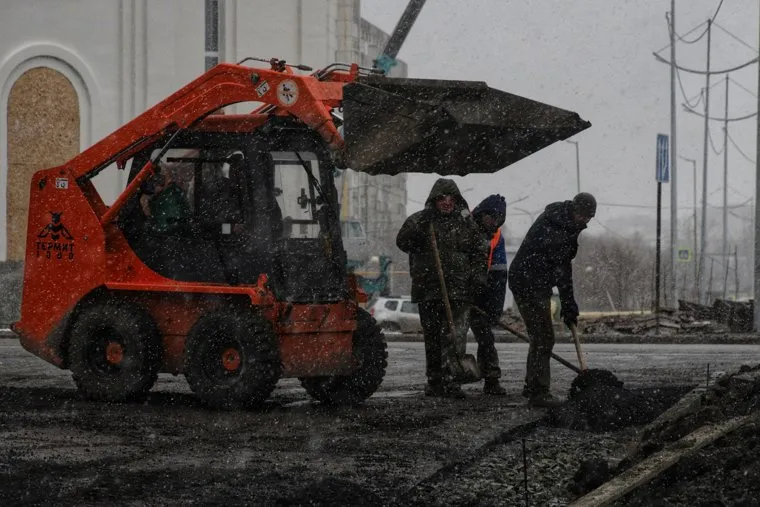 Укладка асфальта в снег на набережной Тобола. Курган 