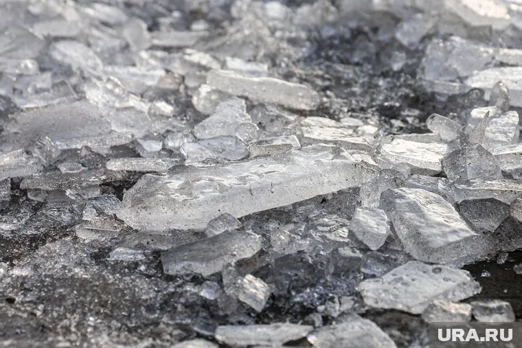 Прохожие заметили часть одежды, выступающую изо льда