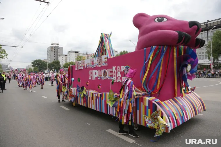 Красочный карнавал стал пермской традицией на 12 июня