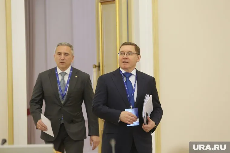 Перед встречей с президентом в Тобольске, губернатор Александр Моор (слева) и полдпред Владимир Якушев (справа) ушли на самоизоляцию