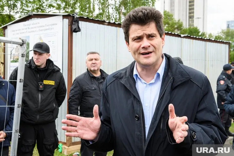 Высокинский — едва ли не единственный чиновник, вышедший перед протестующими в сквере