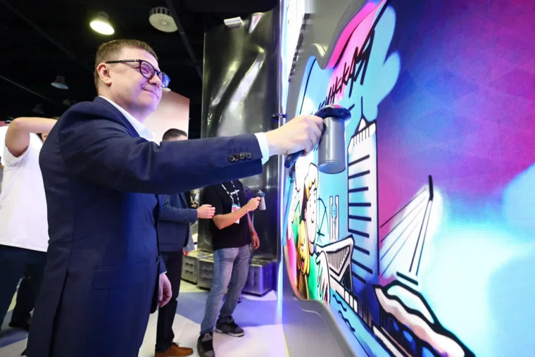 Губернатор Текслер поучаствовал в создании цифрового граффити 