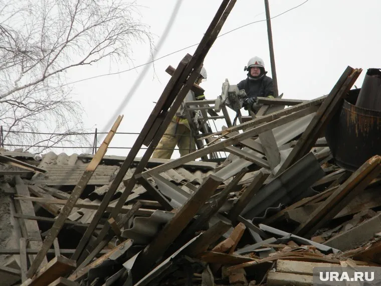 На месте разрушенного дома работают спасатели (архивное фото)