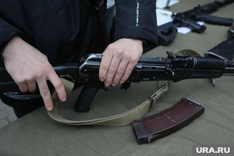 В ходе обысков полиция нашла у подозреваемых в квартире оружие