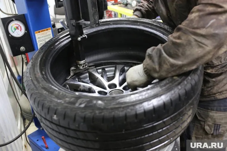 Весной автовладельцы начинают менять зимнюю резину на летнюю