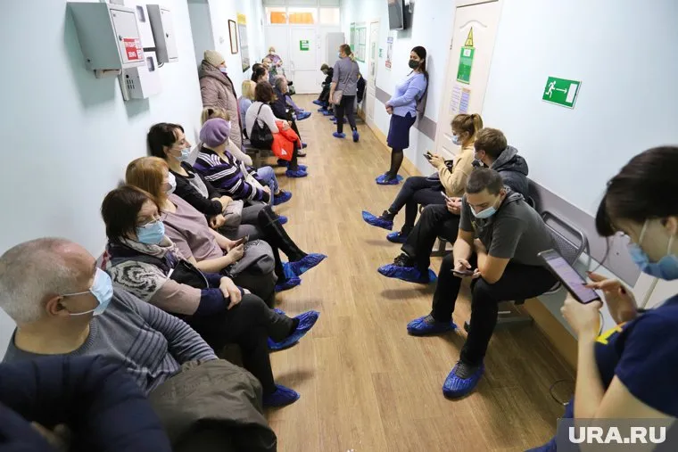 Чтобы получить документ о медосмотре приходится подолгу стоять в очереди (архивное фото)