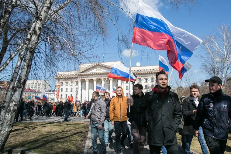 Шествие сторонников Навального "он нам не царь". Тюмень