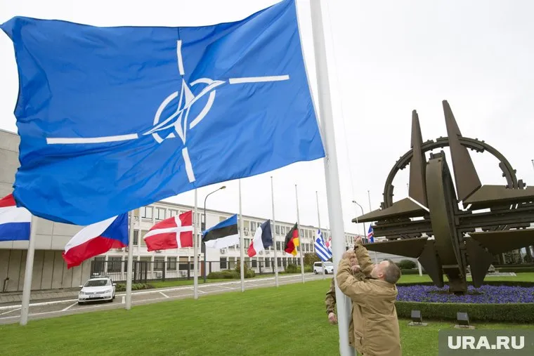 Столтенберг заявил о присутствии людей в военной форме из стран НАТО в посольствах в Киеве