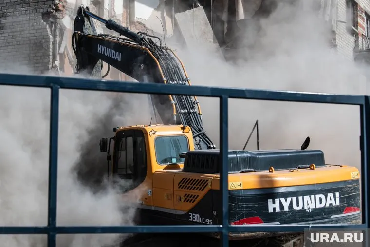 В экскаваторе загорелся моторный отсек