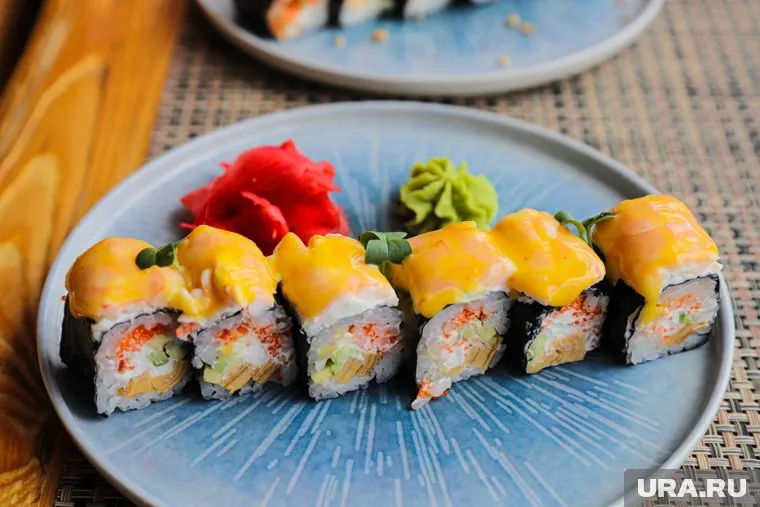Заведение специализируется на суши, роллах и блюдах паназиатской кухни