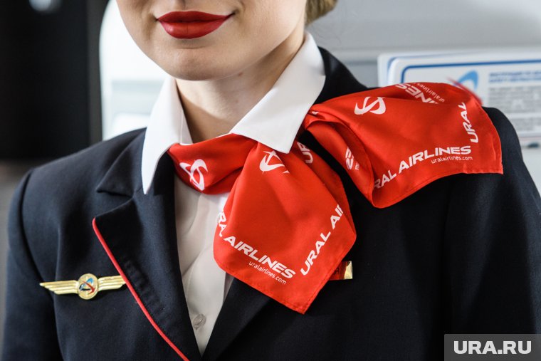 Әйел және екі ер адам бар үшеу қынаптың ішіндегі ішкі және сыртқы еріндердің қаншалықты толық