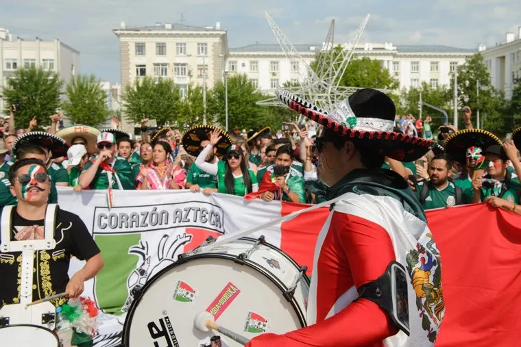 ЧМ-2018. Футбольные болельщики перед 44 матчем Чемпионата мира по футболу между сборными Швеции и Мексики. Екатеринбург