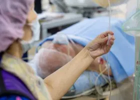 Уральским врачам, чья пациентка умерла при увеличении груди, смягчили приговор
