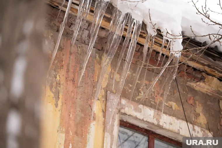 Снег с крыши покалечил ребенка