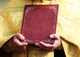 Российскую гаубицу освятили прямо на позициях в Запорожской области