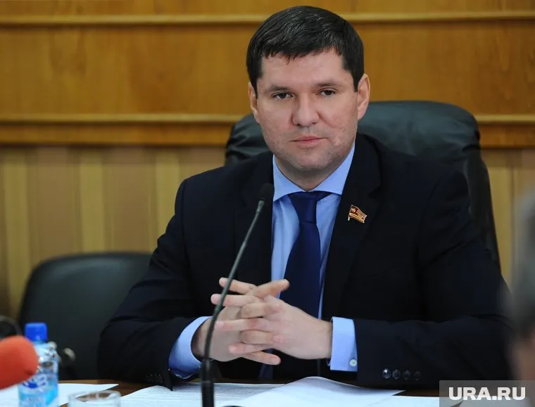 Сергей Буяков рассказал школьникам о Конституции и посоветовал ребятам украсить школьные гаражи