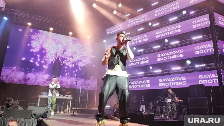 Охранники отнесли девушку в безопасное место