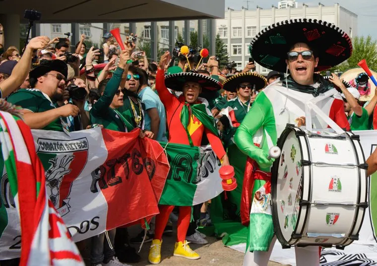 ЧМ-2018. Футбольные болельщики перед 44 матчем Чемпионата мира по футболу между сборными Швеции и Мексики. Екатеринбург