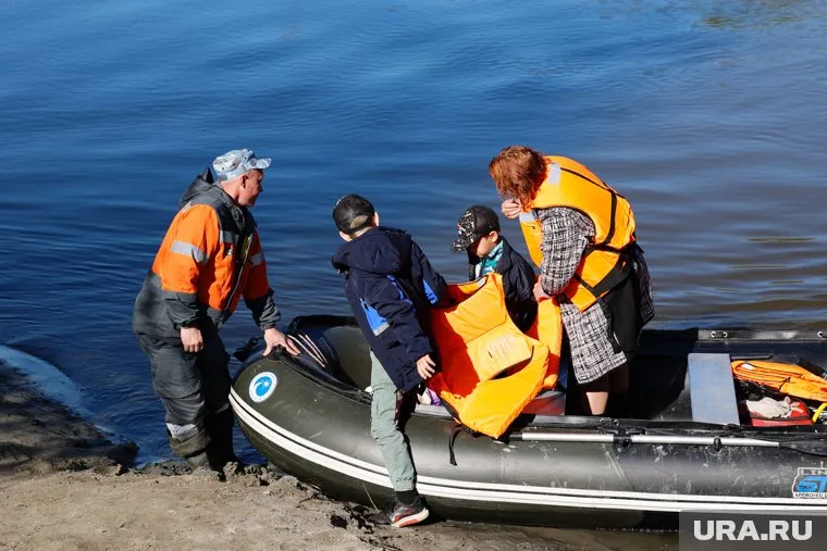 Из-за затопления дороги в старой части города дачники добираются до участков вплавь