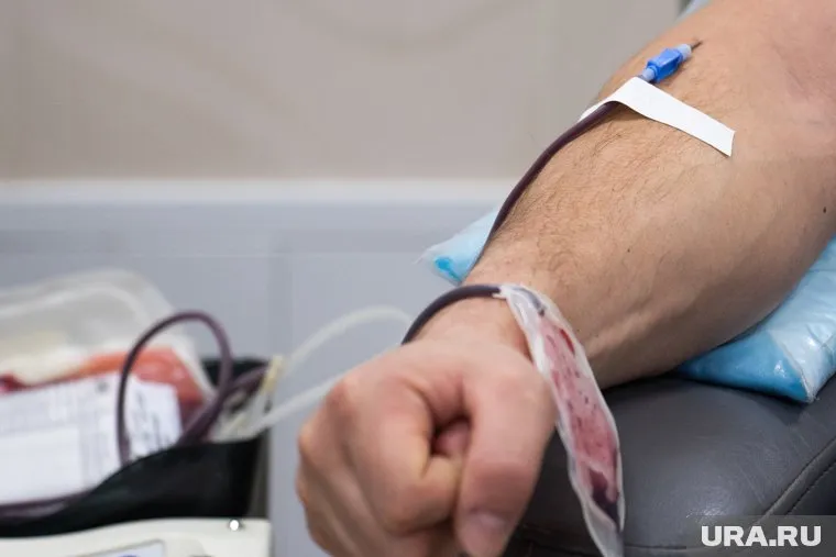 Больным переливают плазму крови уже выздоровевших людей