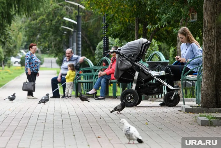 Люди рожают мало детей не из-за бедности, считает эксперт