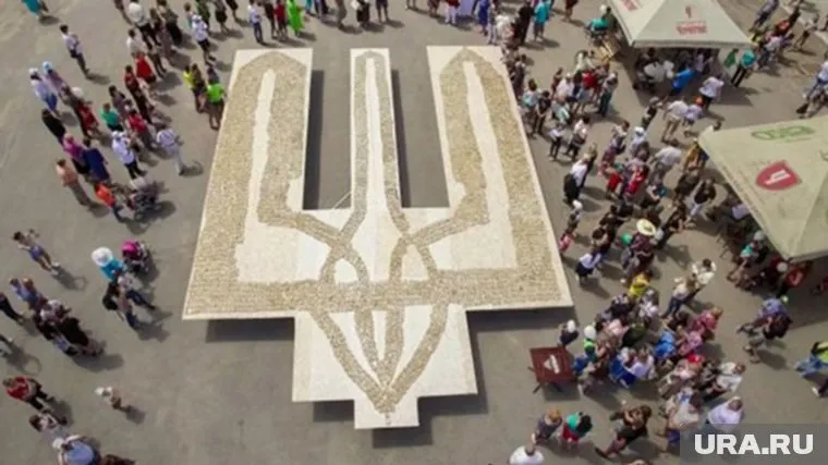 Гигантский герб Украины из сала протух