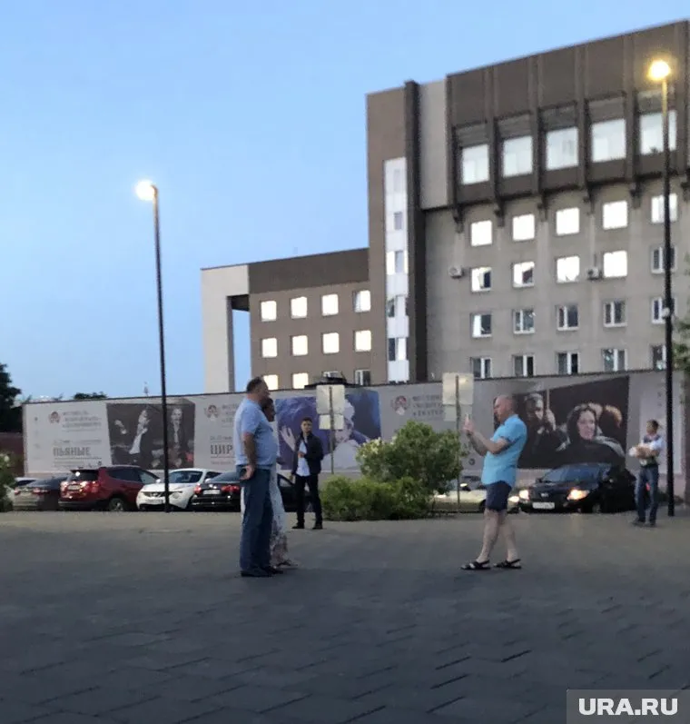 Николай Цуканов сфотографировался на фоне памятника Борису Ельцину