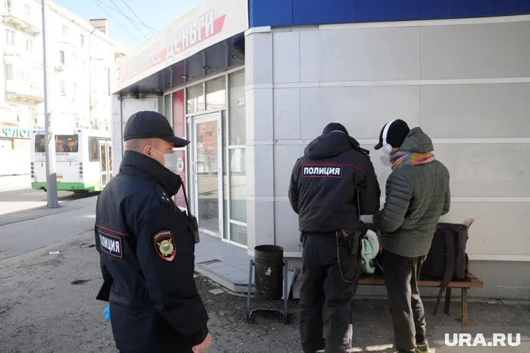 Полицейские пока не штрафуют за нахождение на улицах без маски, а проводят профилактическую работу