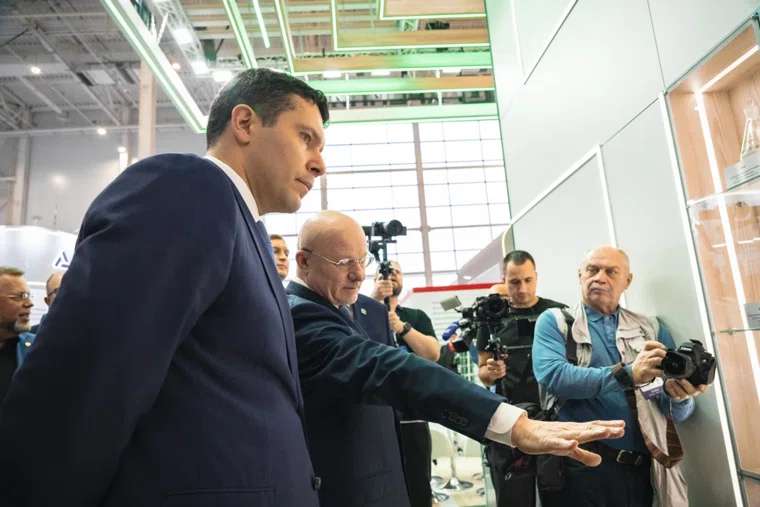 В первый день выставки стенд компании посетил министр промышленности и торговли РФ Антон Алиханов