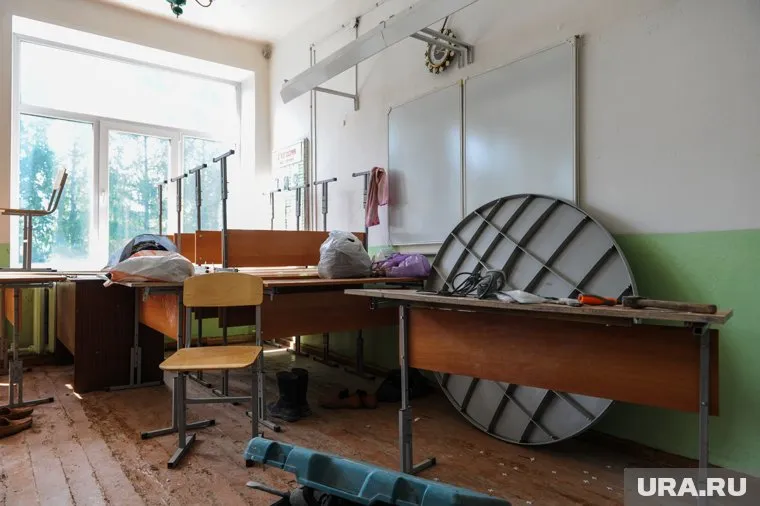 В школе №24 Кургана не доделали ремонт на третьем и первом этажах здания (фото из архива)